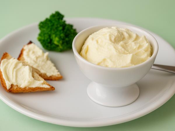 Domač sir Philadelphia iz štirih sestavin: recept, ki ga je mlekar leta 1872 iznašel po nesreči